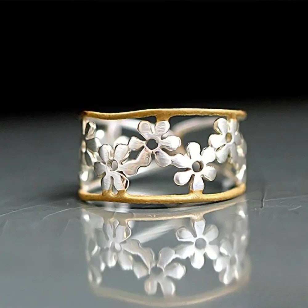Gertrud | Anello a fiore irregolare con motivo cavo — 1